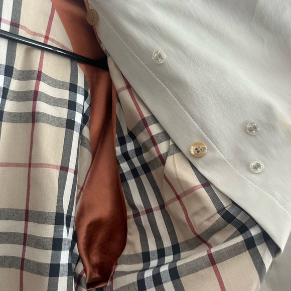 Burberry Women’s Classic Tan Trench Coat - Picture 11 of 16